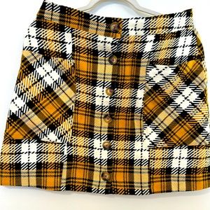 Plaid Mini skirt totally gives clueless vibes buttons have a pink thread size 10